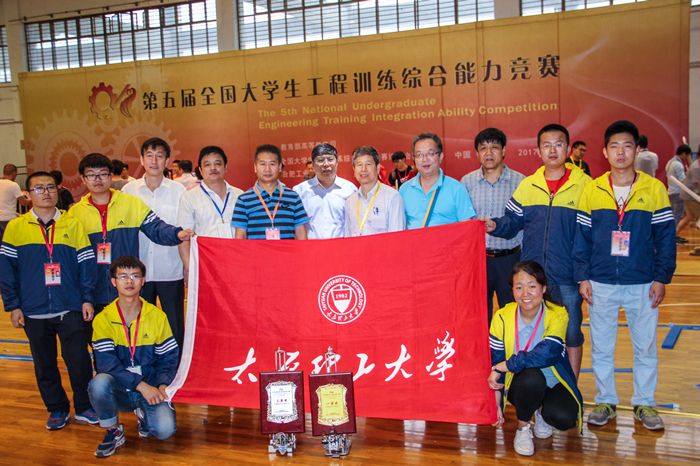 学生处郝根彦处长亲赴赛场为参赛师生鼓劲加油并祝贺他们获得优异成绩.jpg 学生处郝根彦处长亲赴赛场为参赛师生鼓劲加油并祝贺他们获得优异成绩.jpg