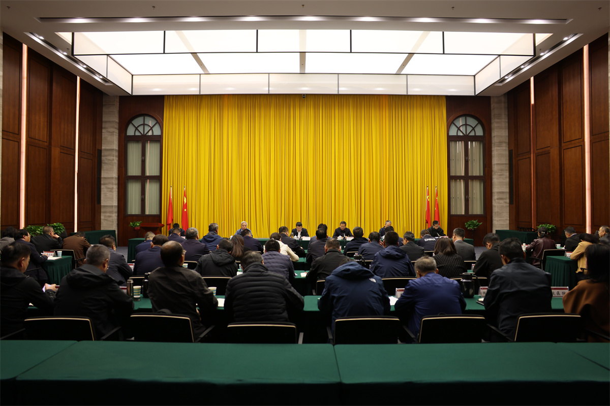 校党委召开常委会（扩大）会议　传...