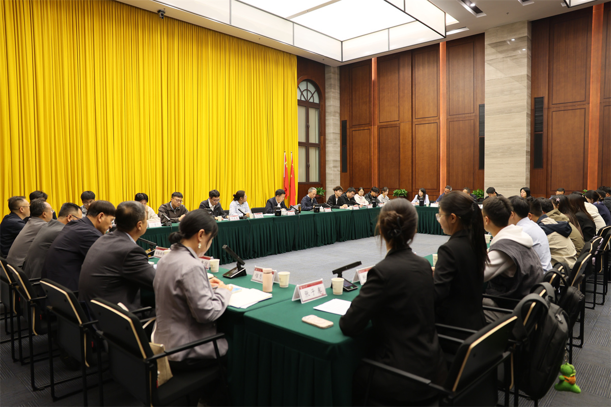 校党委书记沈兴全与2026级新生代表...
