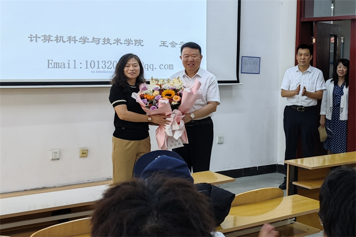 校领导走访慰问一线教师