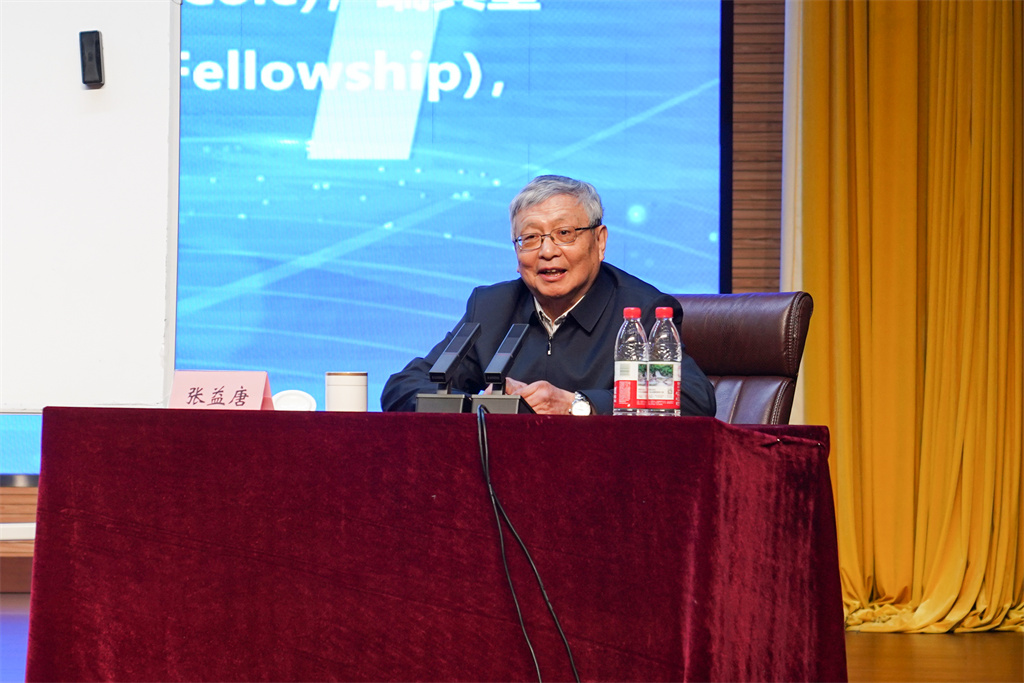 著名华人数学家张益唐先生做客我校...