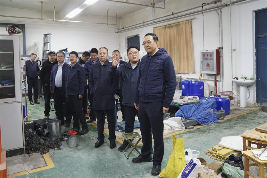 校领导深入一线实地查看智慧教室改...