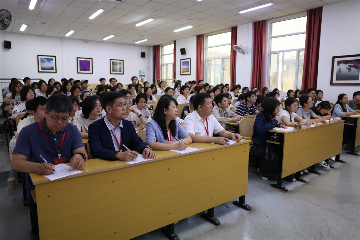 新学期校领导深入课堂开展教学检查