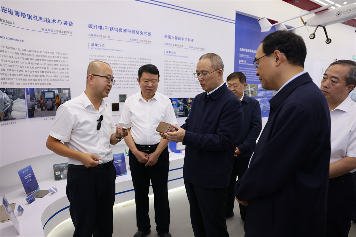 省政协主席张春林莅临我校调研