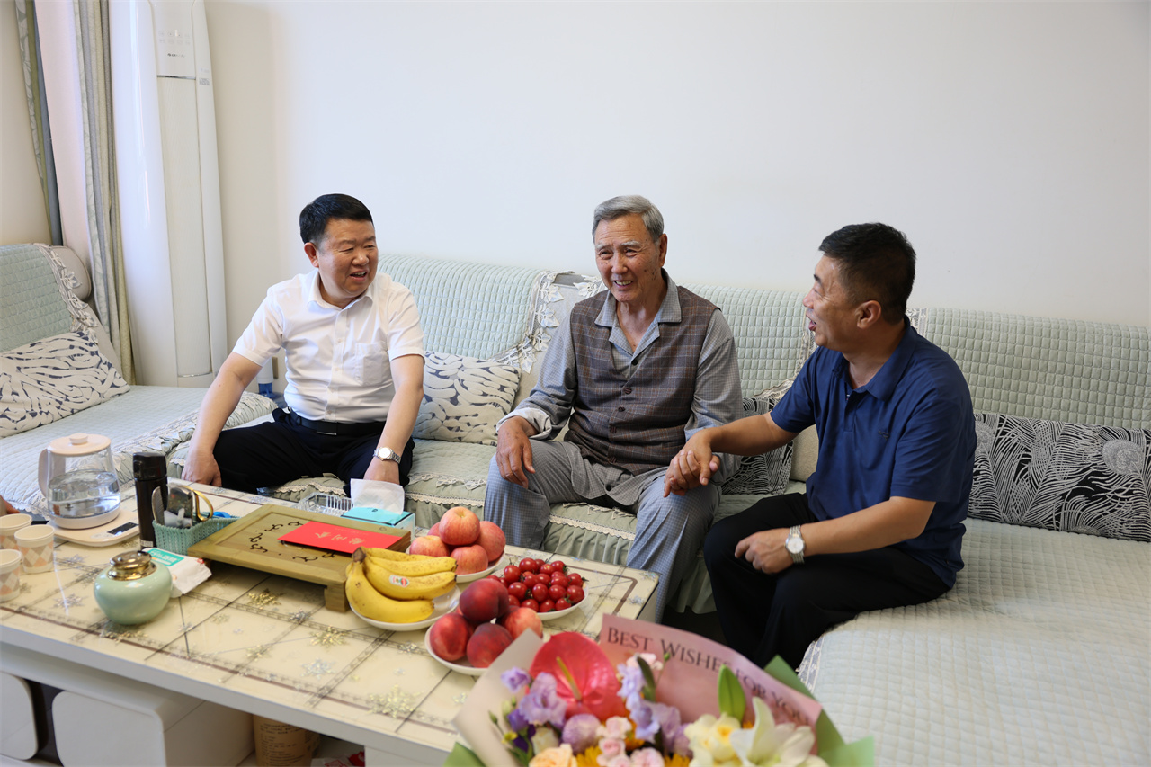 校领导走访慰问离退休老党员